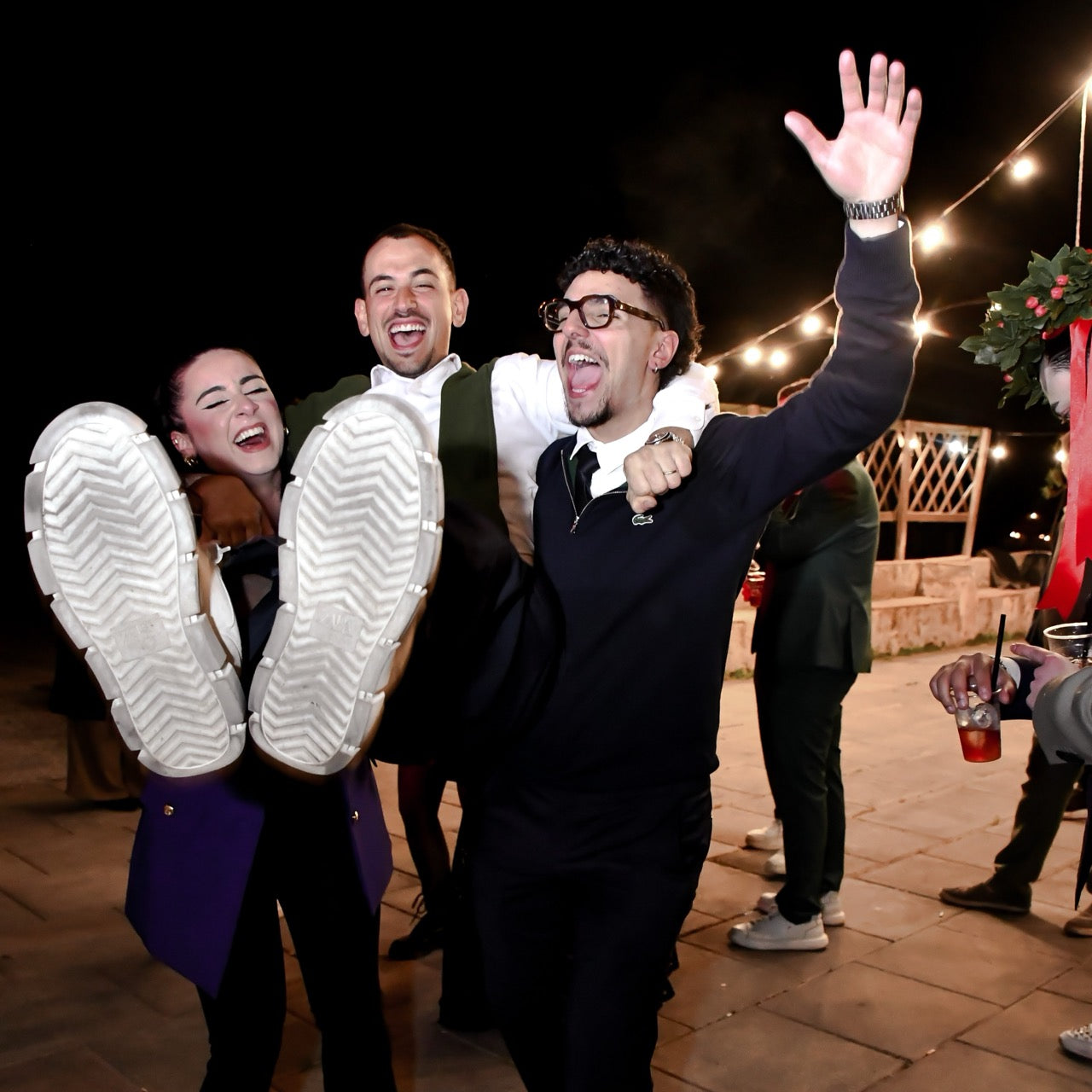 festeggiato viene lanciato in aria