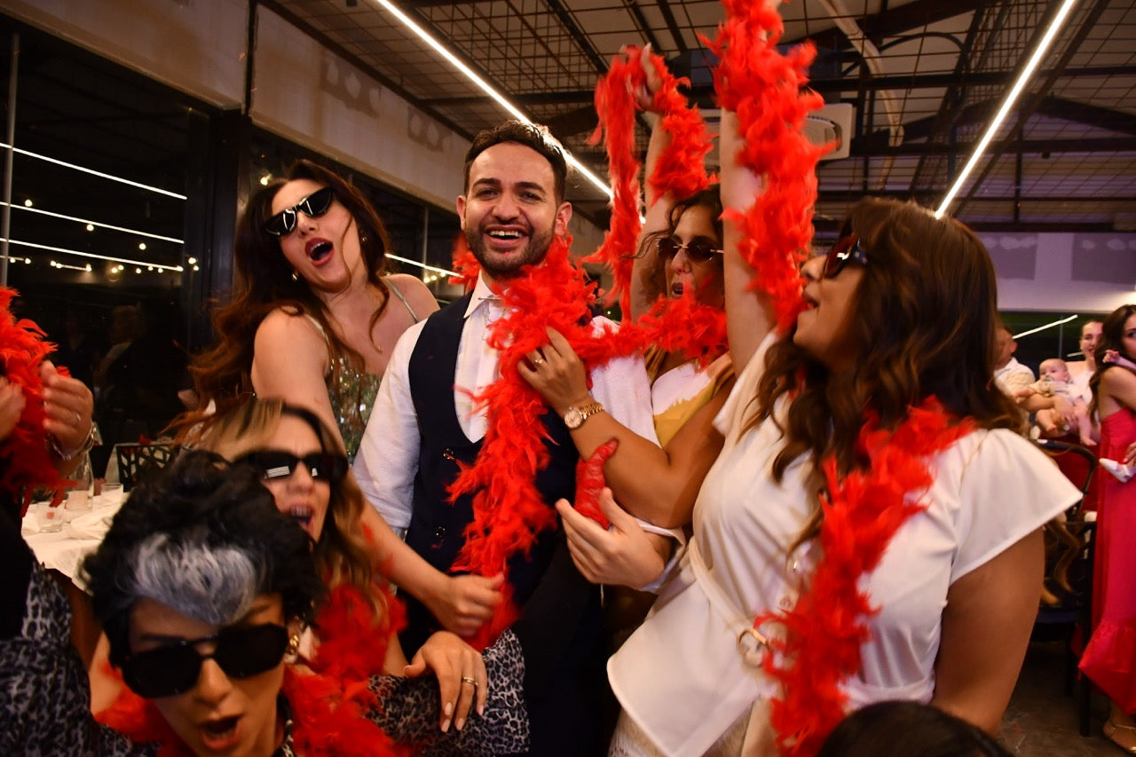 ragazzo con amiche durante festa privata