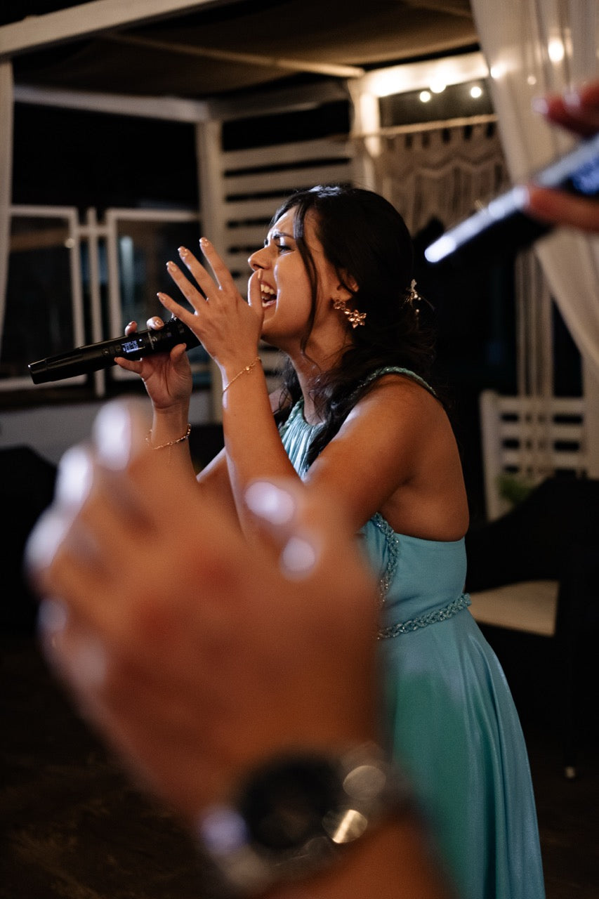 ragazza canta per festa di laurea