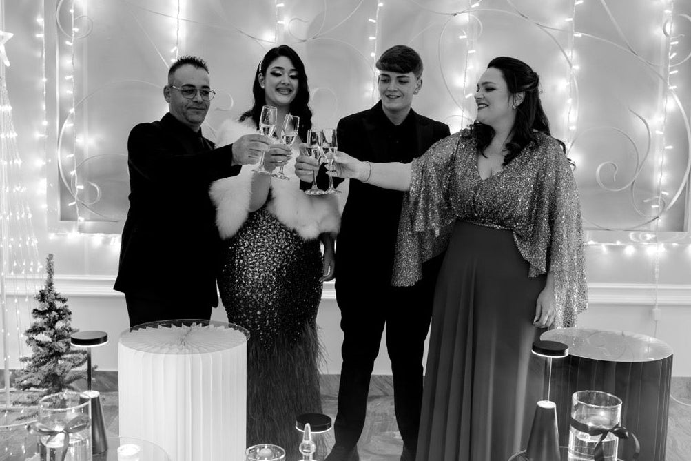 brindisi dei festeggiati con la famiglia