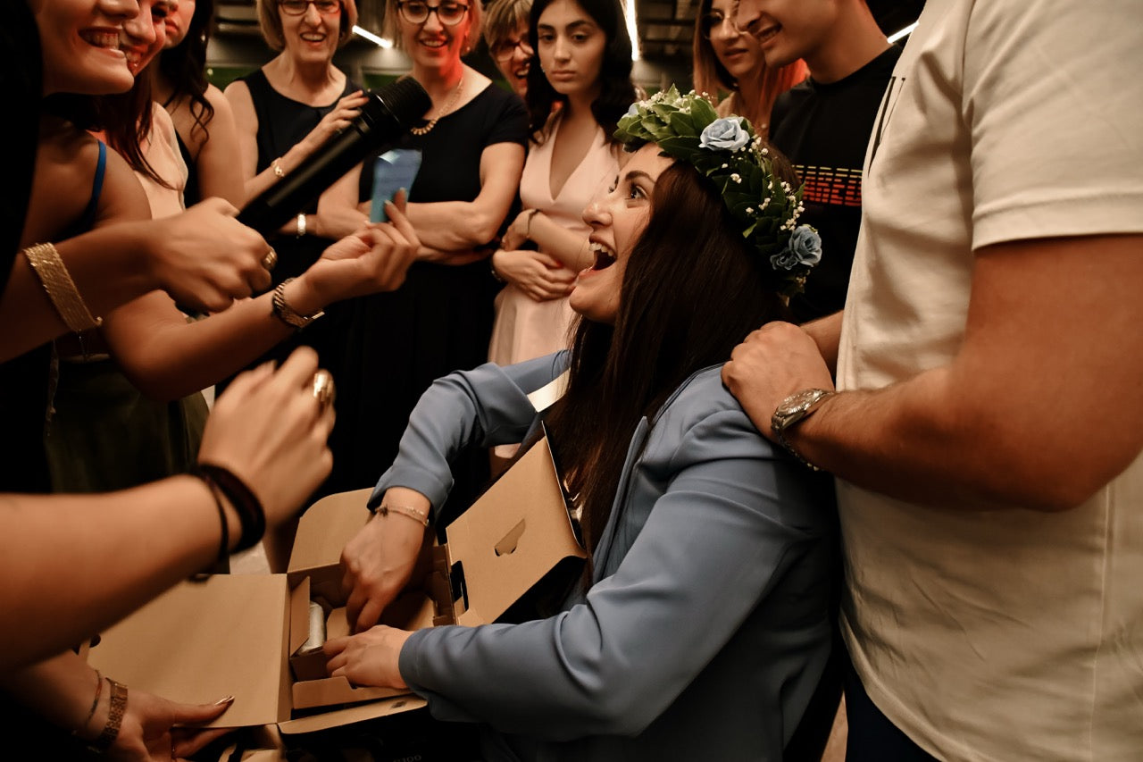 festeggiata sorpresa dal regalo di laurea