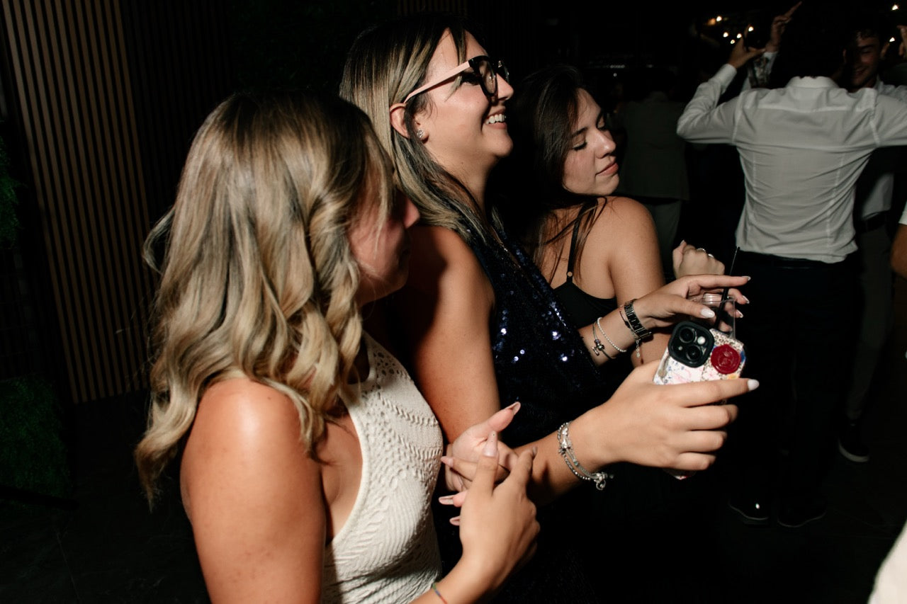 ragazze ballano e si divertono