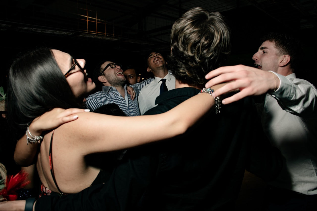 ragazzi cantano in coro e ballano