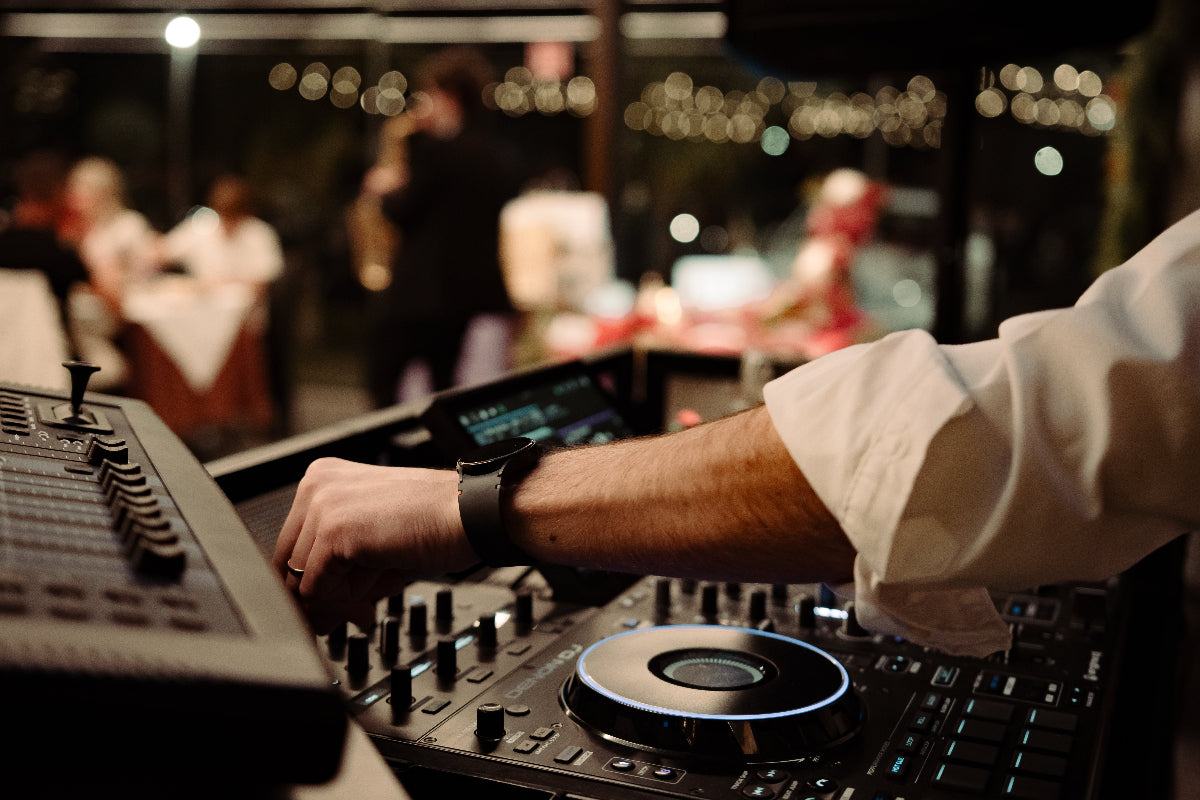 Dj Carmelo Jim Greco in consolle con denon prime 4+