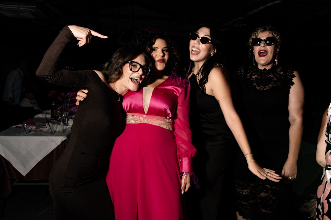 ragazze ballano per evento privato