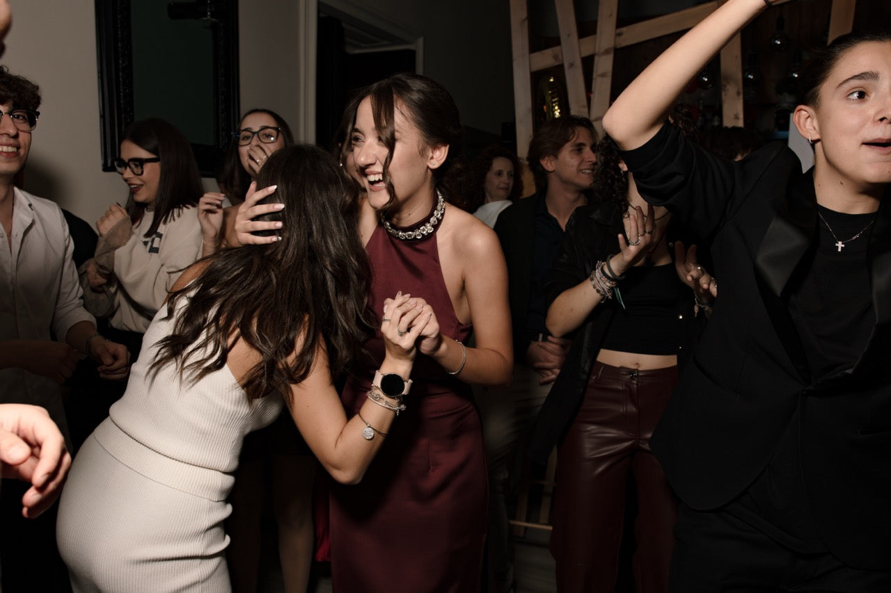 ragazze ballano per festa di compleanno