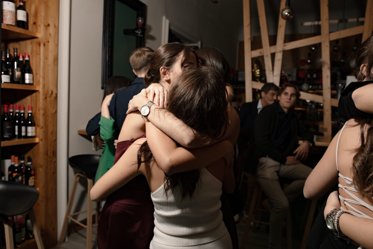 abbraccio durante ballo compleanno