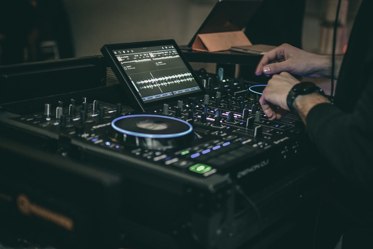 dj carmelo jim greco da biancavilla in provincia di catania in consolle