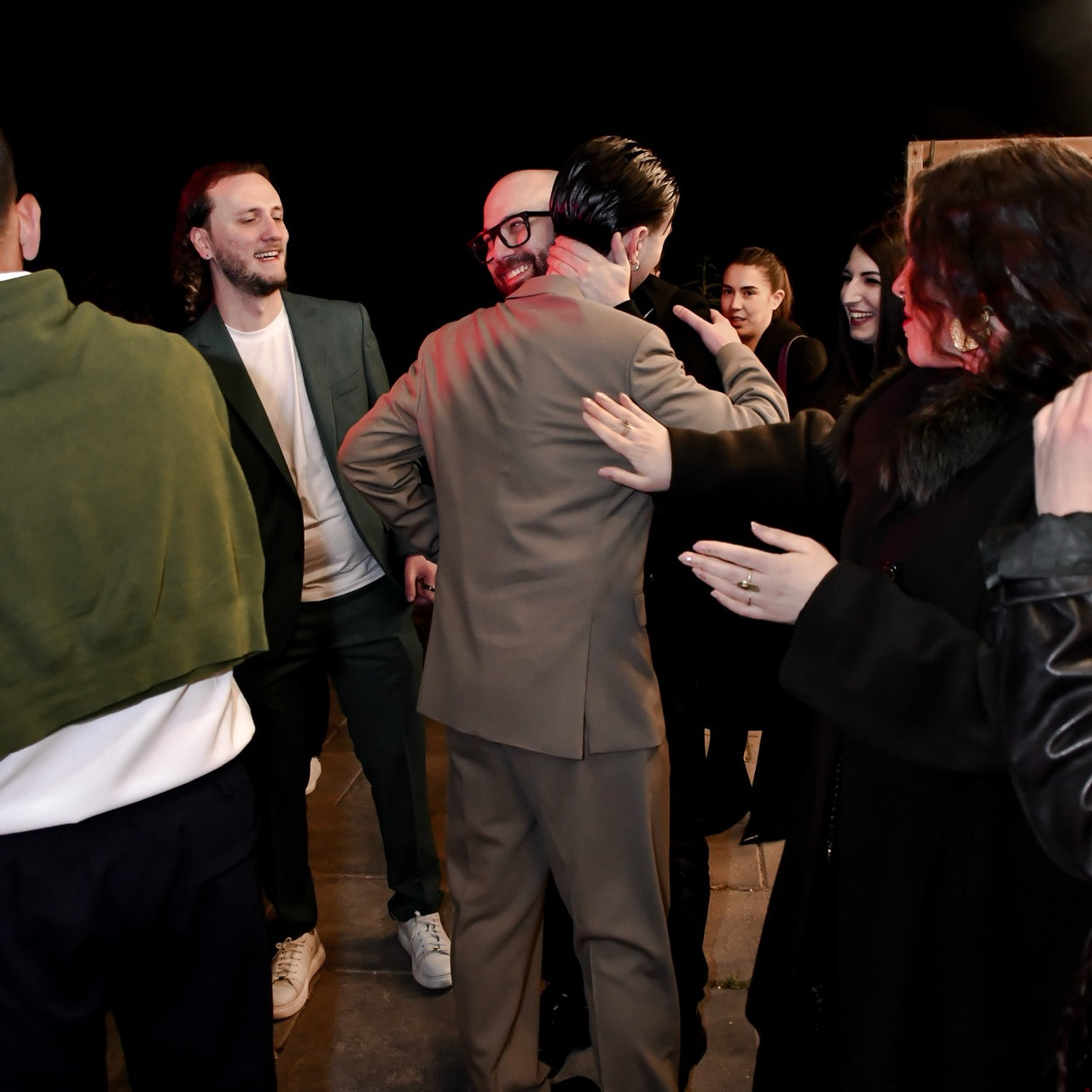 ragazzi si abbracciano per auguri da laurea