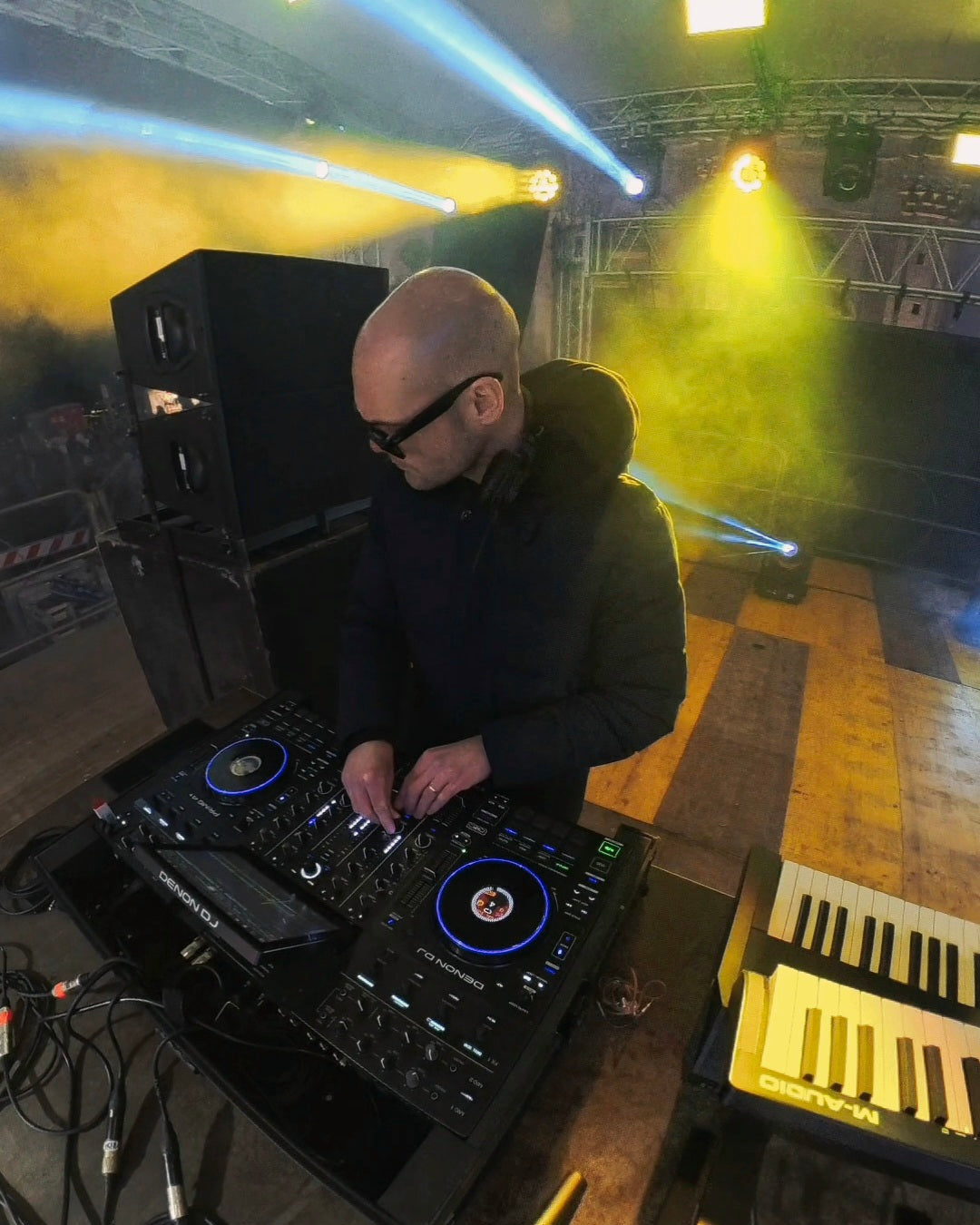 Dj carmelo jim greco sul palco a melilli per l'apertura degli eiffel 65