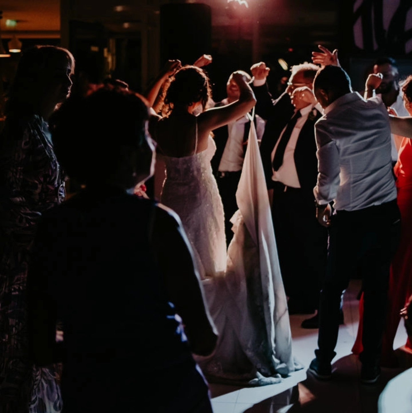 sposi che ballano con gli ospiti