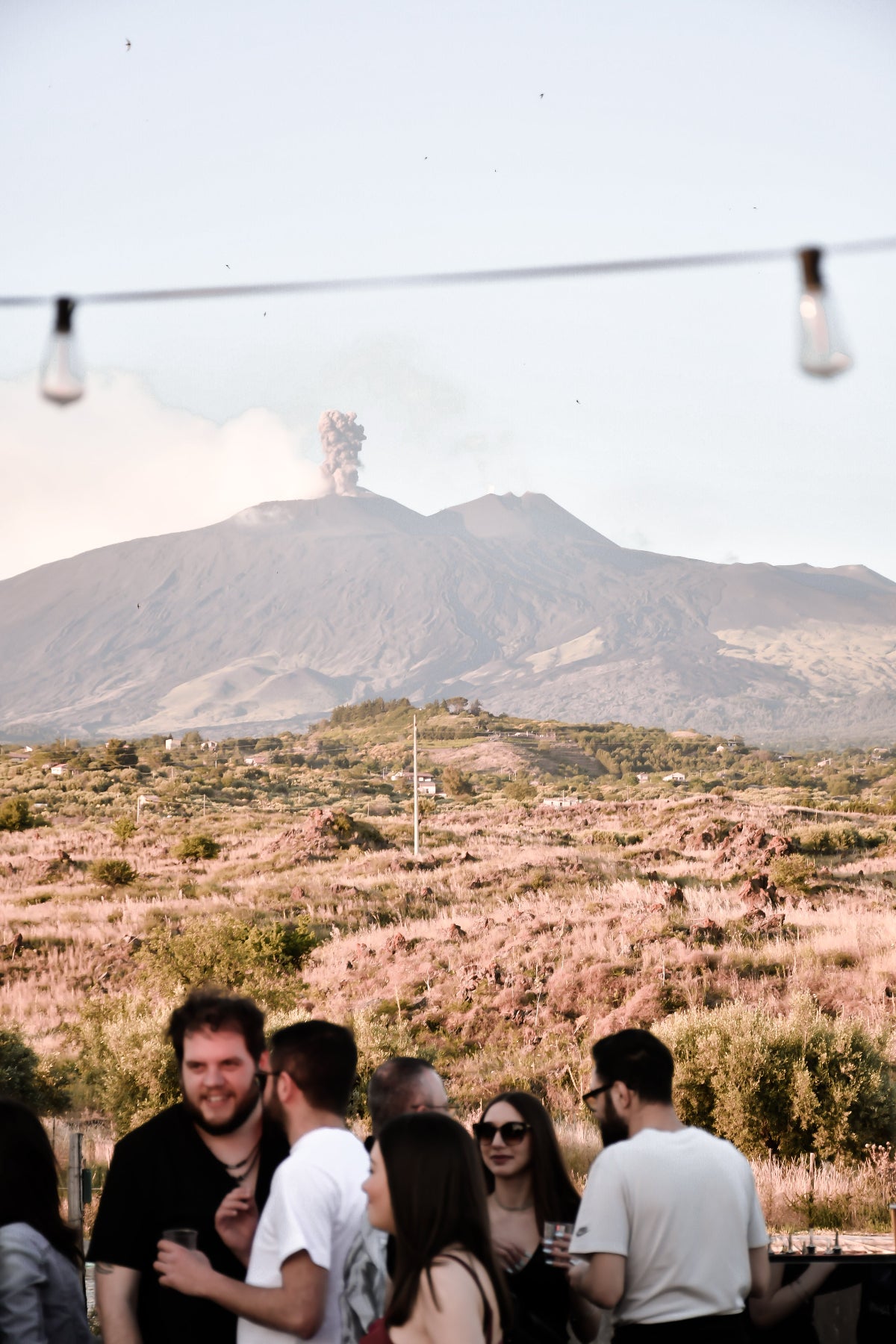 etna per music festival della festa della repubblica - eruzione in corso durante dj set