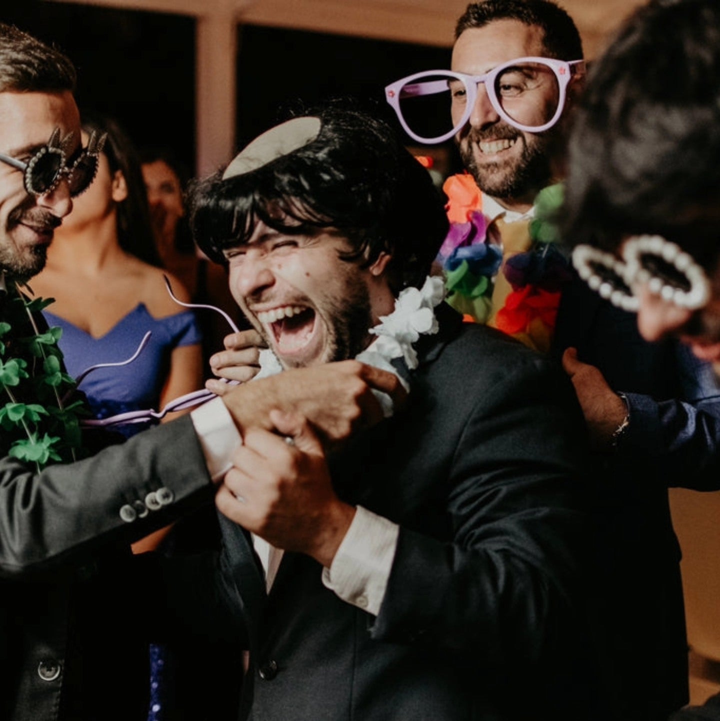 ragazzo si diverte con maschera in matrimonio