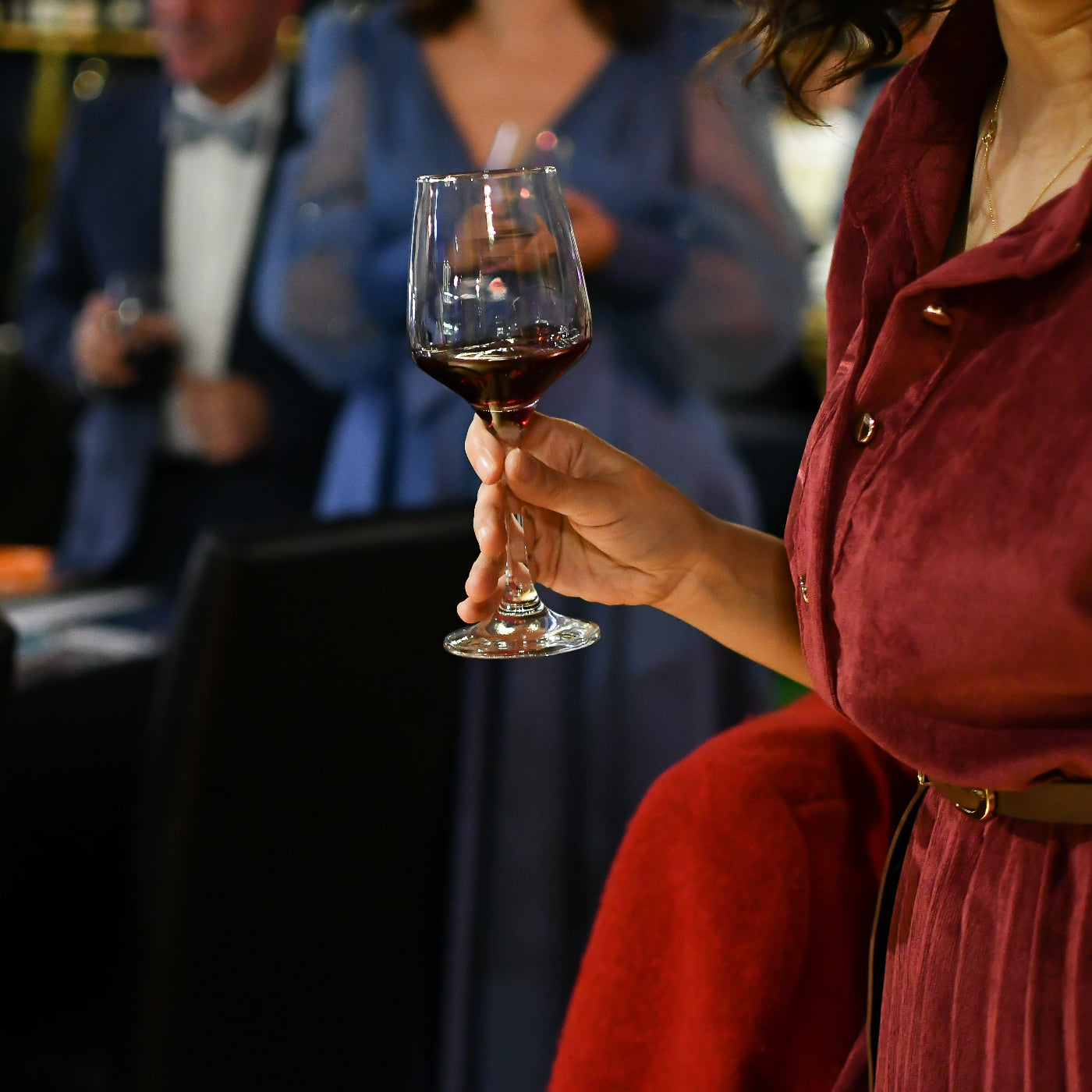 ragazza con vino in mano per evento aziendale a catania